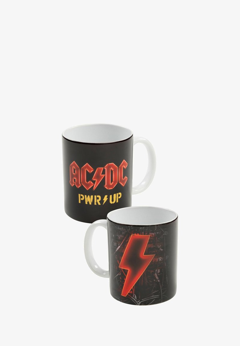 Tazza in ceramica nera con manico bianco, caratterizzata dal logo rosso e giallo degli AC/DC e dal testo "PWR UP" su un lato, e da un design con fulmine rosso sull'altro.