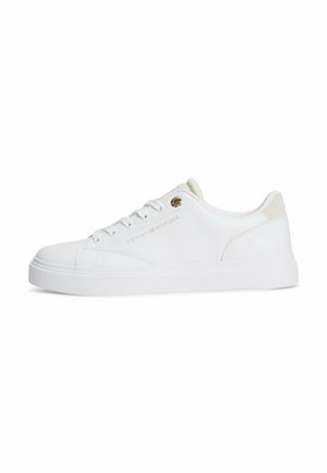 Baskets basses blanches avec lacets blancs, marquage subtil Tommy Hilfiger sur le côté et semelle blanche propre.