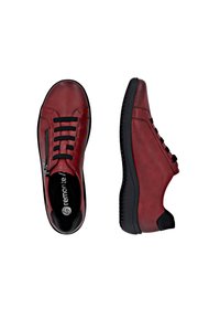 Baskets en cuir rouge avec une finition texturée, dotées de lacets noirs et d'une fermeture éclair sur le côté. Semelle en caoutchouc noir avec un léger talon.