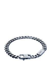 Bracciale in acciaio inossidabile argentato con un design a maglia spessa, dotato di una chiusura in metallo e un accento di marca. Texture liscia e lucida.