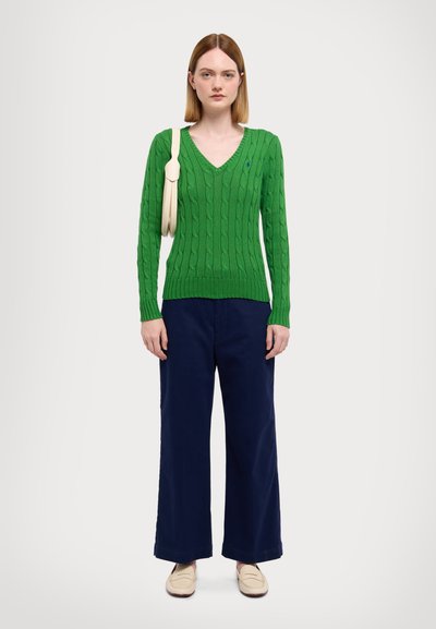 Polo Ralph Lauren CABLE KNIT COTTON V NECK SWEATER - Džemper - fiji green