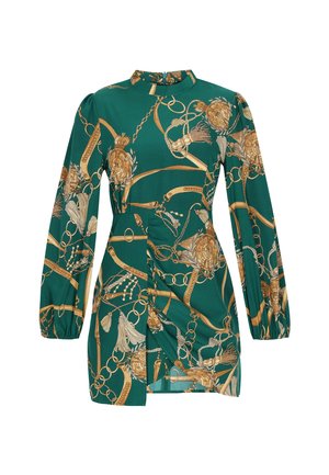 Vestido mini verde de manga larga con patrones de cadenas doradas, borlas y cuerdas, cintura fruncida y cuello alto con cremallera trasera.