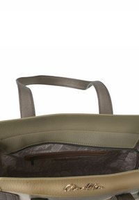 Graue Ledertasche mit zwei Griffen, beigeem Boden, innen mit Reißverschlusstasche und gefüttertem Muster. Dezentes Logodetail auf der Vorderseite.