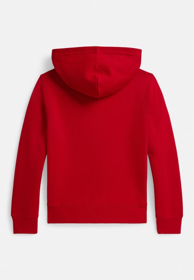 Červená mikina s kapucňou so šnúrkou, s klokankovým vreckom a rebrovanými manžetami. Hladká textúra látky, nastaviteľná kapucňa so šnúrkou a jednoduchý dizajn na zadnej strane.