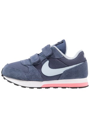 Kinderschuh von Nike in Marineblau mit hellblauem Swoosh, pinkem Akzent auf der weißen Sohle und zwei Klettverschlüssen.