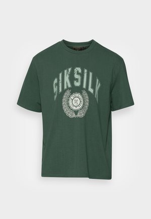 Grøn bomulds-t-shirt med rund halsudskæring og korte ærmer, med et hvidt "SIKSILK" logo og laurbær grafik på forsiden.