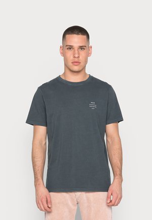 ORGANIC NEUW BAND TEE - T-shirt con stampa - dark pine