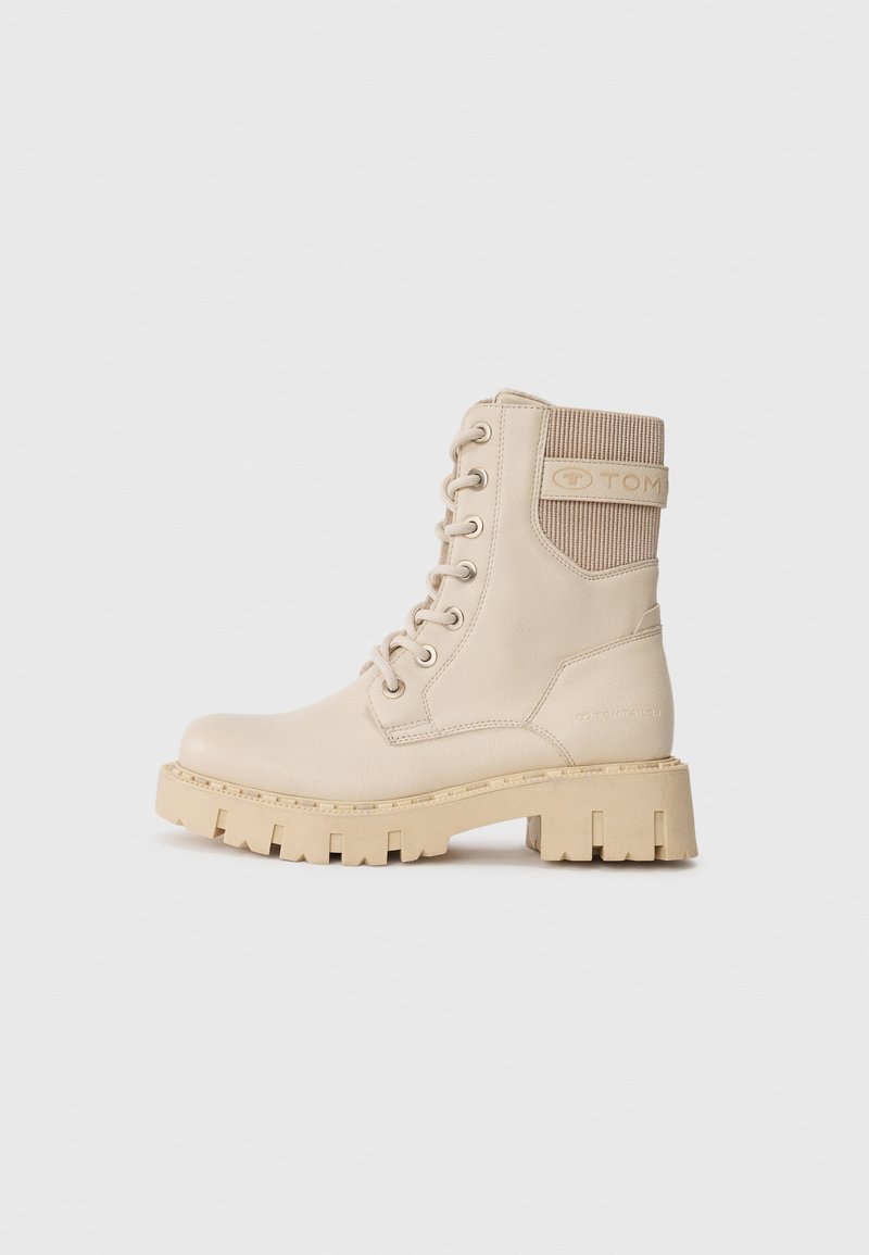 Beige snørestøvletter laget av glatt lær med en teksturert stoffdetalj, med en robust og kraftig såle samt logodetalj.