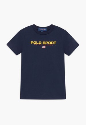 Camisa azul marino de manga corta con el texto "POLO SPORT RALPH LAUREN" en amarillo y rojo, y una pequeña bandera estadounidense debajo del texto.