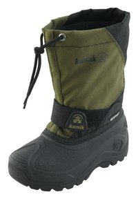 Czarno-oliwkowe wodoodporne buty z teksturowaną gumową podeszwą, z zapięciem na troczek oraz markowym detalem wokół kostki.