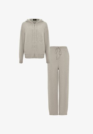 Conjunto de ropa de estar en color gris claro que incluye una sudadera con cremallera y puños de punto, además de pantalones a juego con cordón y cintura elástica, y dobladillos acanalados.