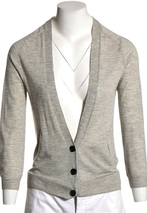 Cardigan en tricot gris clair avec trois boutons noirs, manches longues et encolure en V sur un buste de mannequin blanc.