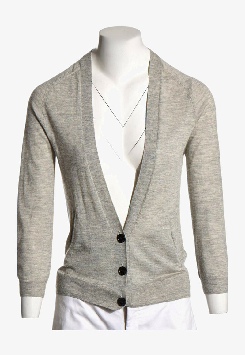 Cardigan en tricot gris clair avec trois boutons noirs, manches longues et encolure en V sur un buste de mannequin blanc.