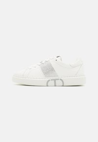 Sneaker bianco con tomaia in pelle liscia, pannello in rete e dettagli argentati. Presenta punta rotonda, design con lacci e logo sulla suola.