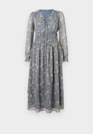 Vestido fluido azul con mangas largas, cintura fruncida y un estampado floral con flores rosas y amarillas sobre un fondo claro.