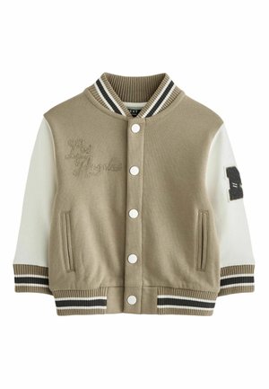 Beige og hvid collegejakke med stribede manchetter og krave, trykknapper, "Los Angeles" broderet på forsiden og et mærke med nummer 8 på ærmet.