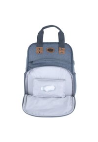 Grå tygryggsäck med bruna läderdetaljer, två handtag på toppen, dragkedjestängning och ett ljust grått inre fack för våtservetter.