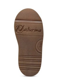 Suola di scarpa in gomma marrone con scanalature testurizzate, emblema circolare e "Naturino" impresso insieme alla taglia "21".