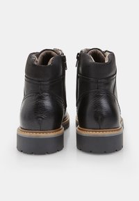 Czarne skórzane botki za kostkę o textured finish, z boku zamkiem błyskawicznym, wyściełanym kołnierzem i wytrzymałą gumową podeszwą z kontrastującym jasnobrązowym akcentem.