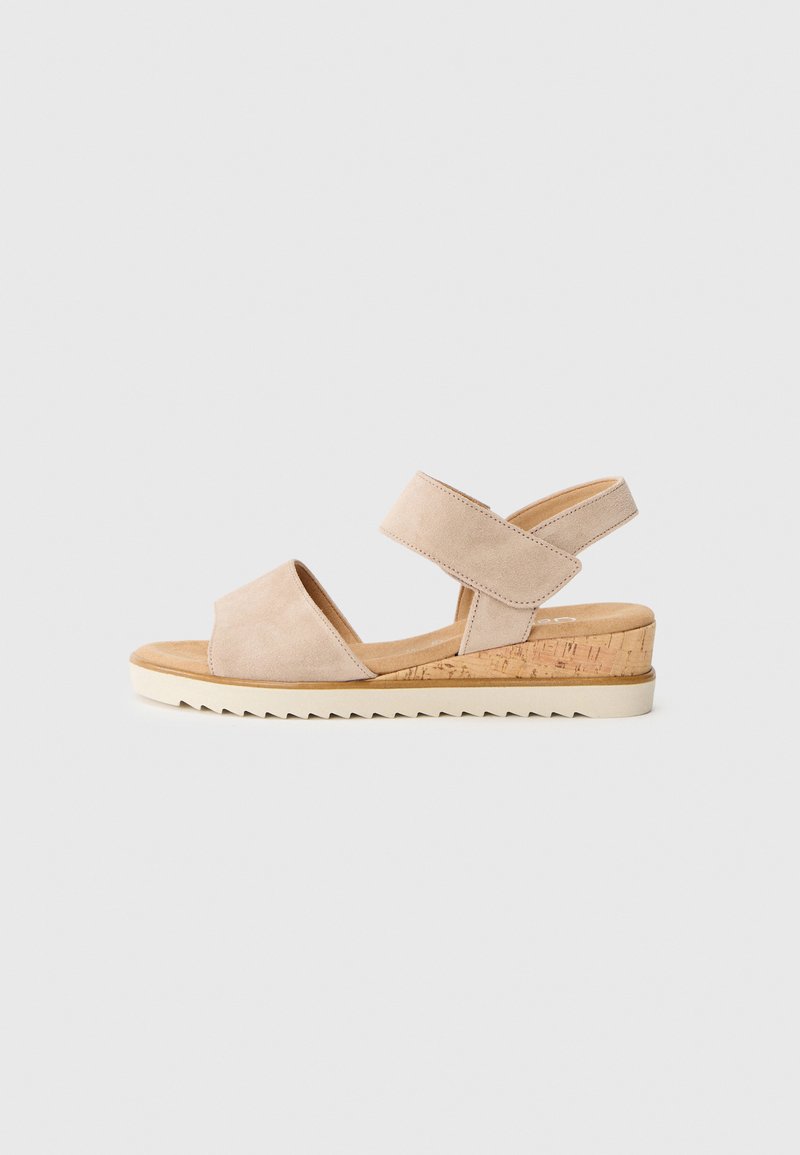 Beige Wildleder-Sandalen mit überkreuzten Riemen, verstellbarem Knöchelriemen und einem Kork-wrapped Keilabsatz; strukturiertes Gummi-Profil für besseren Halt.