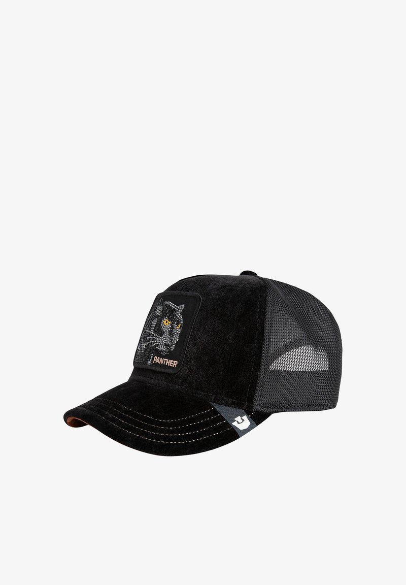 Gorra negra con textura aterciopelada, que presenta un parche con la cara de una pantera con ojos amarillos. Parte trasera de malla y detalles de costuras en contraste.