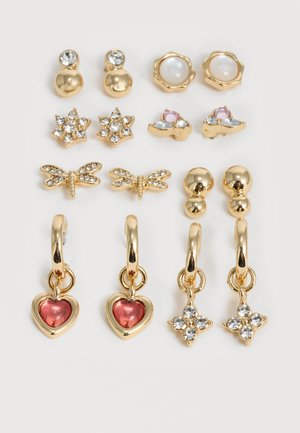 Εννέα ζευγάρια σκουλαρίκια σε χρυσαφί απόχρωση, συμπεριλαμβανομένων καρφίτσων με κρύσταλλα, μαργαριτάρια, λιβελούλες και κρεμαστά κρίκοι με ροζ καρδιές και κρυστάλλινες ανθίσεις.