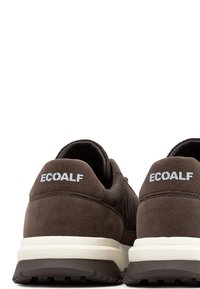 Paire de baskets ECOALF marron avec semelles blanches vues de dos sur fond blanc.