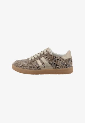 Beige strukturierte Sneaker mit Schlangenprintmuster, ausgestattet mit einer cremefarbenen Sohle, Schnürdesign und metallischen Akzenten an den Seiten.