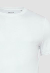 Biała bawełniana koszulka T-shirt z okrągłym dekoltem, krótkimi rękawami i subtelnie wytłoczonym logo po lewej stronie klatki piersiowej. Gładka tekstura i minimalistyczny design.