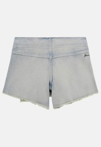Şorturi din denim albastru deschis, cu margini desfăcute și buzunare la spate. Prezintă o textură ușor deteriorată și un mic logo pe spate.