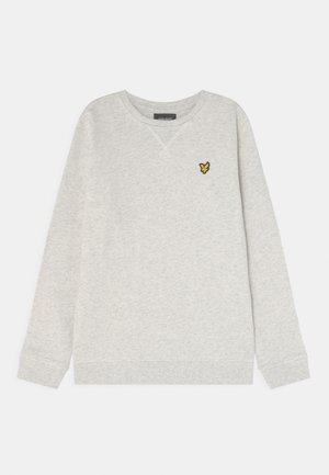 Sudadera gris claro con cuello redondo, puños y dobladillo acanalados, con un pequeño logo bordado en amarillo y negro en el lado izquierdo del pecho.