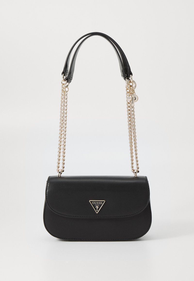 Borsa a tracolla in pelle nera con logo triangolare, catena e spallacci in pelle, chiusura a pattina e texture liscia. Forma compatta e rettangolare.
