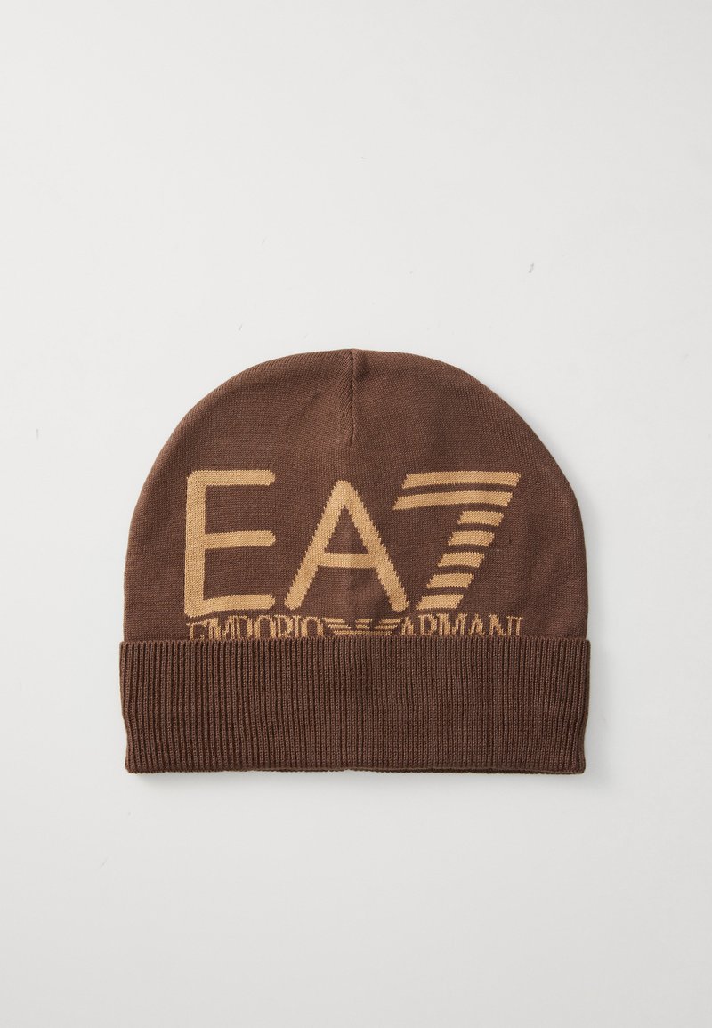 Beanie a maglia marrone con logo ricamato "EA7" in marrone chiaro e testo sulla parte anteriore, dotato di un bordo a coste per una maggiore texture.