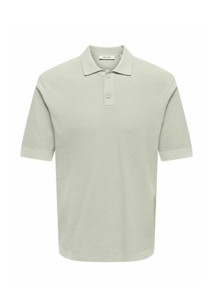 Polo en maille gris clair à manches courtes avec deux boutons et un col, des poignets et un ourlet côtelés.