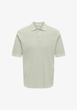 Polo en maille gris clair à manches courtes avec deux boutons et un col, des poignets et un ourlet côtelés.