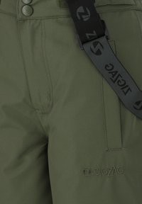 Olijfgroene broek met een gladde textuur, twee voorke pockets en een geborduurd logo. Inbegrepen is een verstelbare zwarte band met logodetail.