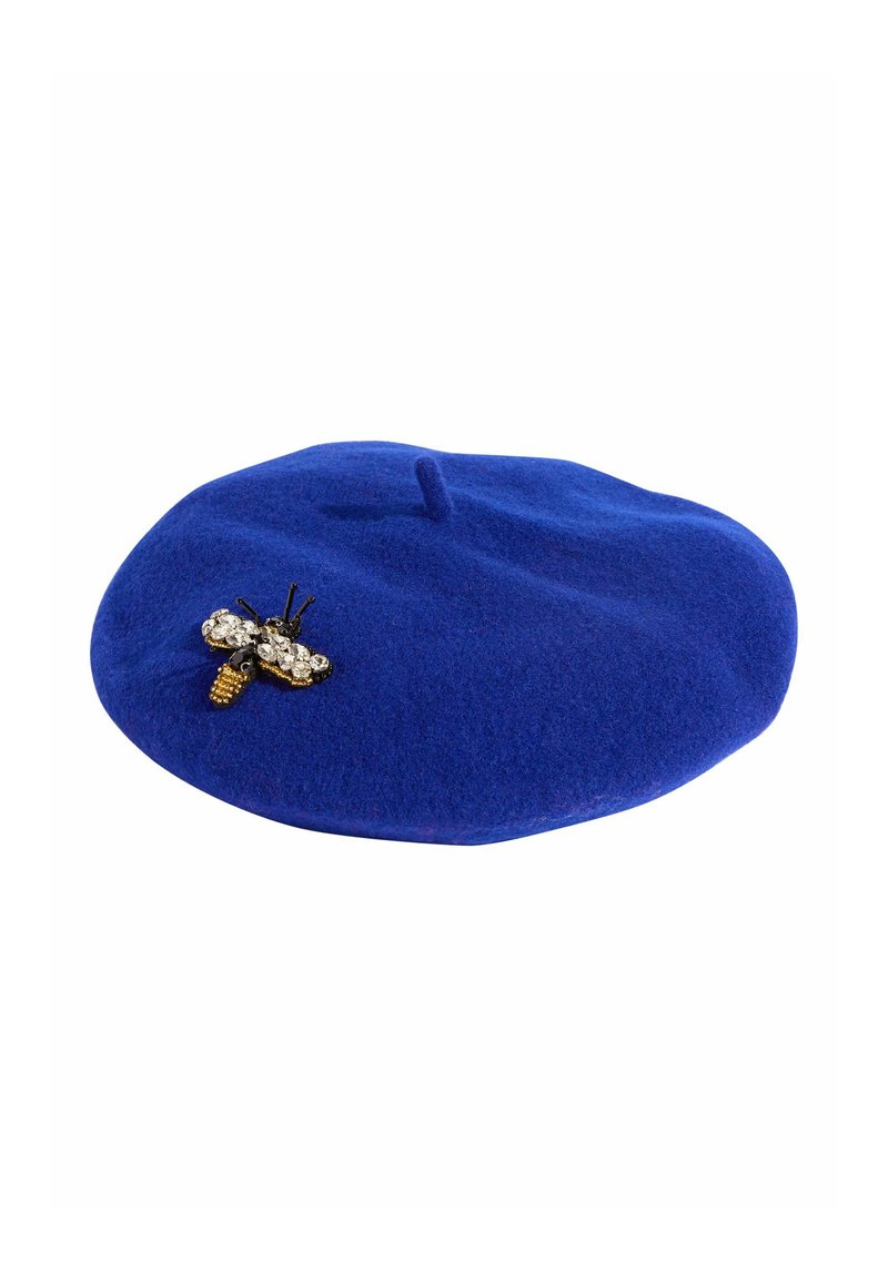 Zils filca berete ar metāla bišu brošu, kas rotāta ar kristālu akcentiem un dzeltenu ķermeni. Apaļa, mīksta tekstūra ar augšējo cilpu detaļu.