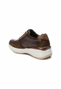 Zapatillas de cuero marrón con acentos texturizados, suela blanca acolchada y un tacón ligeramente elevado. Cierre de cordones en la parte delantera.