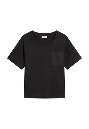 T-shirt noir en coton avec un col rond et des manches courtes. Il présente une poche plaquée sur la poitrine gauche et une coupe décontractée.