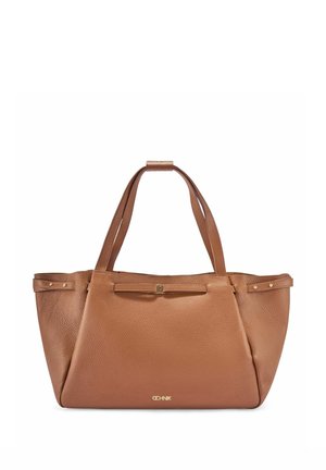 Brązowa torebka typu tote ze skóry o fakturze, z dwoma uchwytami, złotym okuciem i małą dekoracyjną kokardką z przodu.