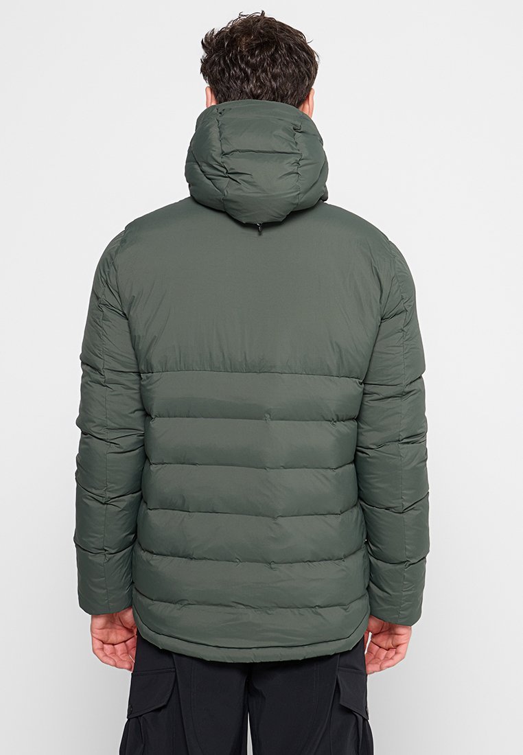 Giubbotto imbottito verde oliva con colletto alto e motivo trapuntato orizzontale; presenta un cappuccio regolabile e un'orlo elasticizzato.