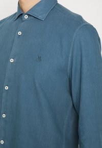 Marc O'Polo SPREAD COLLAR LONG SLEEVE SHAPED FIT WITHOUT BACKDARTS - Camisa - grayed blue