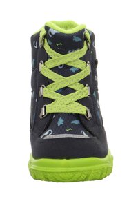 Scarpa alta blu scuro con lacci e suola verde lime. Presenta un tessuto con motivi e accenti blu e verdi. Occhielli argentati per i lacci.