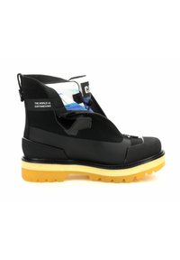 Bottines noires en matériaux synthétiques avec une tige en mesh, dotées d'une semelle en caoutchouc jaune et d'une fermeture éclair, mettant en valeur un accent de design bleu.