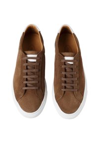 Baskets en suède marron au design bas, avec des lacets marron, une touche de rayure blanche et une semelle en caoutchouc blanche.