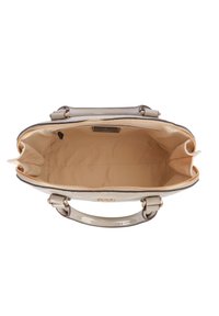 Borsa a mano in pelle verniciata grigio chiaro con chiusura a zip. L'interno presenta una fodera beige liscia e una piccola tasca. Le maniglie sono robuste e tondeggianti.