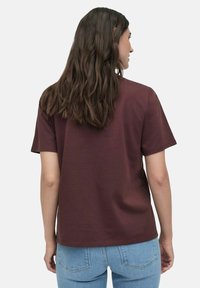 Bordeaux bomulds T-shirt med korte ærmer og afslappet pasform, med en klassisk crew neck stil, synlig syning og en glat tekstur.