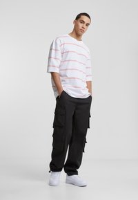Urban Classics OVERSIZED SLEEVE MODERN STRIPE - Tricou cu imprimeu - white lemonadepink