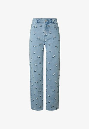 Jeans bleu clair à jambes droites avec de petites broderies florales de marguerites roses et blanches dispersées sur le tissu, fermeture par bouton et fermeture éclair.
