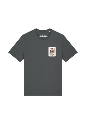 T-shirt gris foncé à manches courtes avec un motif de carte à jouer Roi de Cœur sur la poitrine gauche.